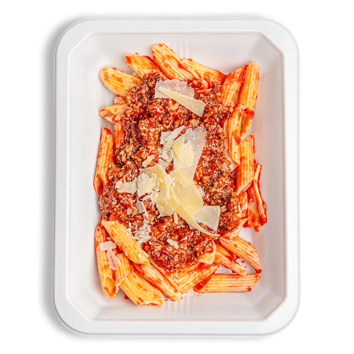 PASTA CORTA CON CARNE MOLIDA EN SALSA DE TOMATES FRESCO CON PIMIENTOS ROSTIZADOS Y PARMESANO